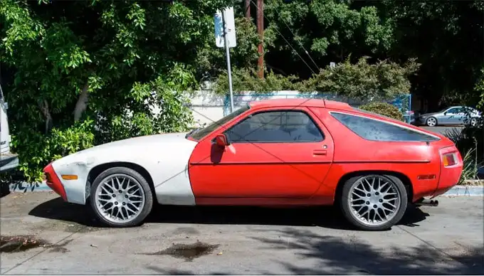 sportwagen rot Beispiel: roter Sportwagen – Motorschaden